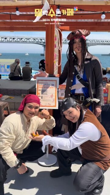 “선장님! 보물이 발견되었습니다!” 🏴☠️💎
이번 주 밀락수변카페에는 캡틴 밀링 해적단이 출몰했습니다!
해적들과 함께 게임도 즐기고,
특별한 인증사진도 남기고,
오늘의 바다 운세까지 확인하며 🔮✨
남녀노소 모두가 즐길 수 있는
신나는 해적 모험이 펼쳐졌는데요 🌊
광안리 바다와 어우러진 해적들의 유쾌한 에너지 덕분에
행사장은 웃음소리가 끊이지 않았습니다 😊
다음 주에도 밀락문화캠핑에서 준비한
다양한 프로그램과 함께 특별한 추억을 만들어보세요 💙🏕️✨
-
2026 밀락문화캠핑
밀(락)수(변)카페
- 밀링호: 잃어버린 감각을 찾아서
📍 운영기간
2026.5. ~ 10.
📍 운영시간
금 14:00 ~ 23:00
토 11:00 ~ 23:00
일 11:00 ~ 19:00
📍 운영장소
민락수변공원일원 (1~4Gate 산책로 일원)